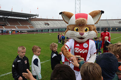 Ondertussen heeft Lucky het druk met high-fives geven. © De Brouwer