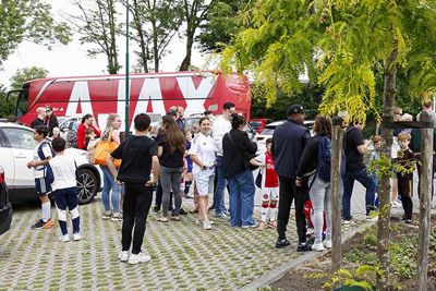 Tof, de spelersbus van Ajax is er ook. © Pro Shots