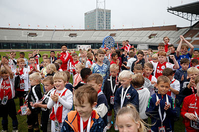 Verzamelen voor de grote groepsfoto. © De Brouwer