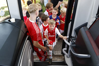 Even een kijkje in de spelersbus nemen. © Pro Shots