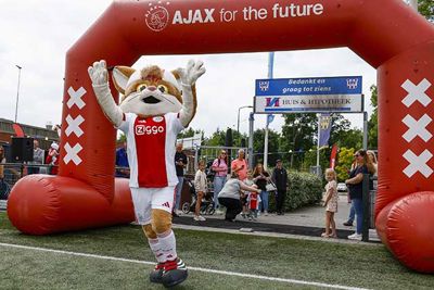 Daar is onze altijd vrolijke mascotte! © Pro Shots