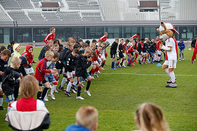 Een warming-up onder leiding van Lucky. © De Brouwer