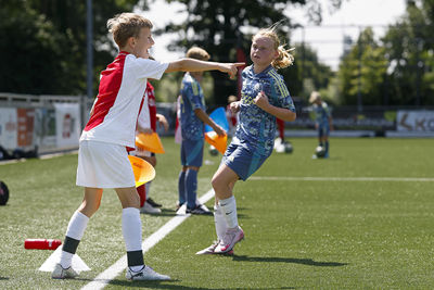 Er worden aanwijzingen gegeven vanaf de zijlijn. © Pro Shots